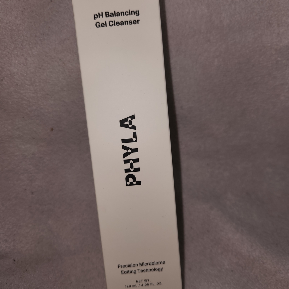 pH Balancing Gel Cleanser - White